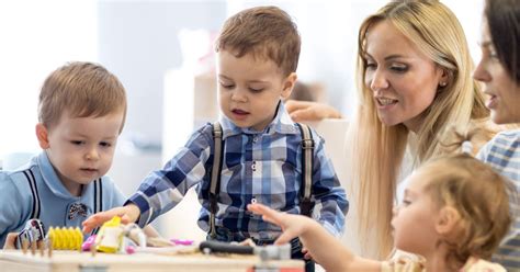 Gyermek egy fejlesztő foglalkozáson játszik szakember felügyeletével