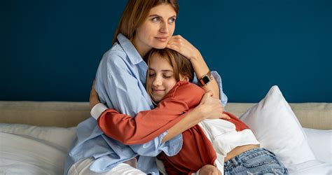 Anyuka öleli megnyugtatóan a kisfiát