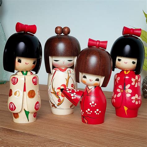 Japán szentélyben zajló kokeshi szertartás