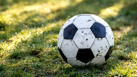 A baba pózol a mellretételhez, mint egy focilabda