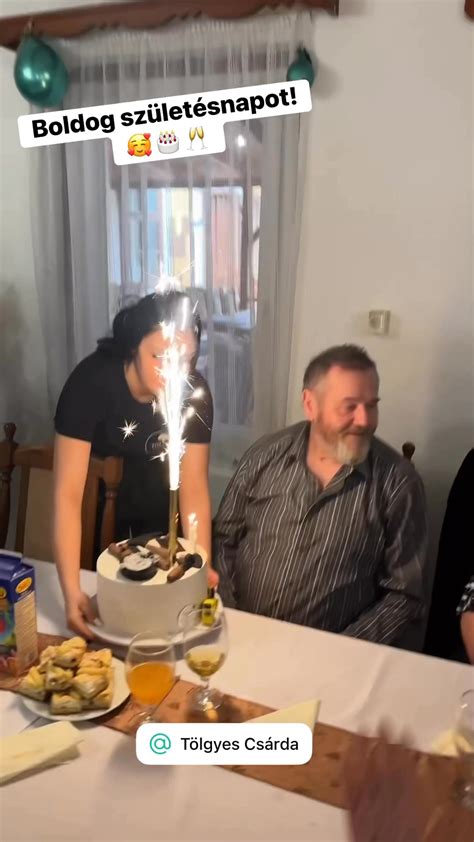 Családi összejövetel egy kisfiú első születésnapján, tele örömmel és szeretettel.