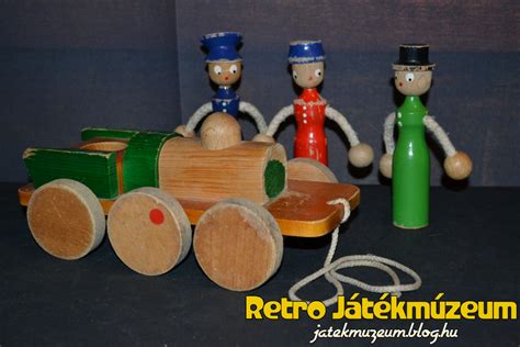 Régi famunkával készült játékok