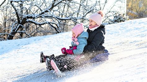 Gyermekek szánkóznak télen