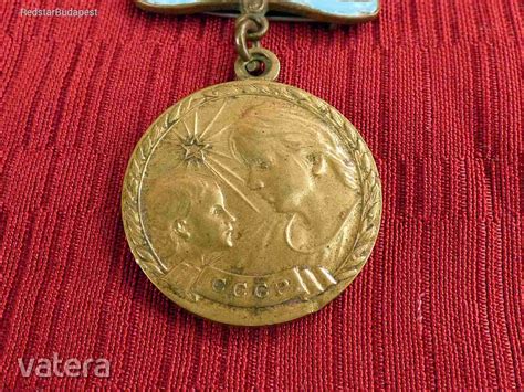 Nők anyasági jelvényekkel