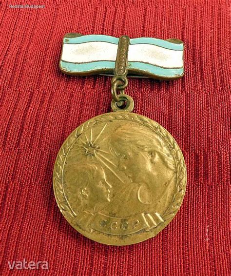 Anyasági jelvény vásárlása online platformon