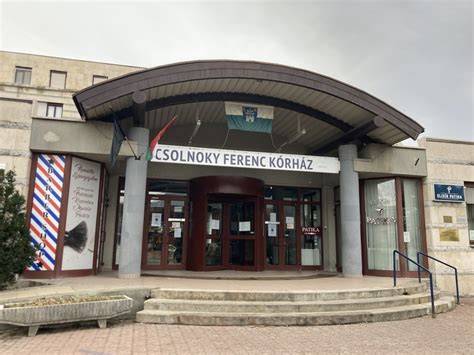 A Csolnoky Ferenc Kórház bejárata