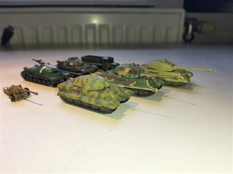 Különböző méretarányú tank makettek összehasonlítása