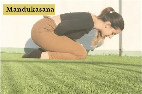 Mandukasana pózt végző személy