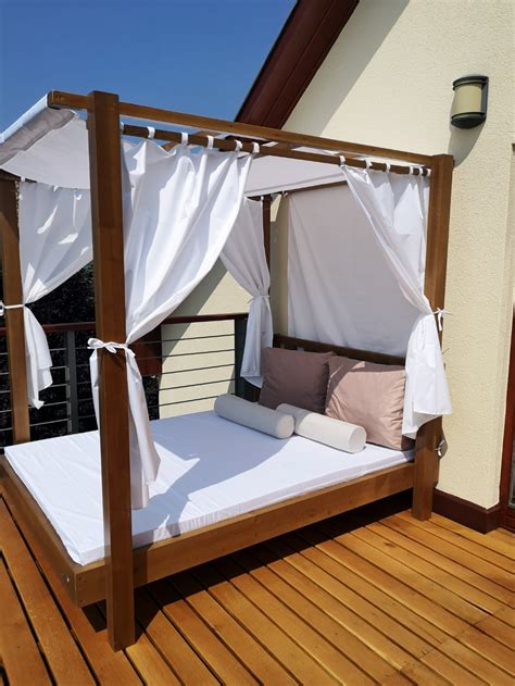 Bari Daybed baldachinos ágy a kertben