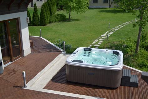 Jakuzzi medencék kültéri környezetben