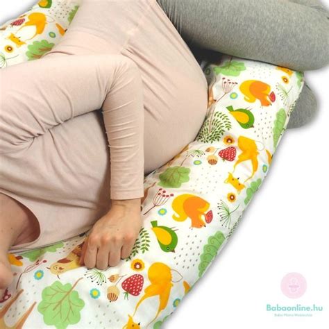 Baba pihenése és játéka szoptatós párnán