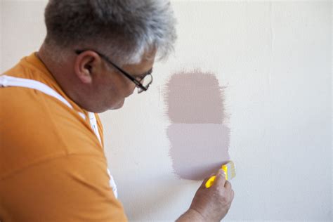 Baba különböző textúrákat tapint