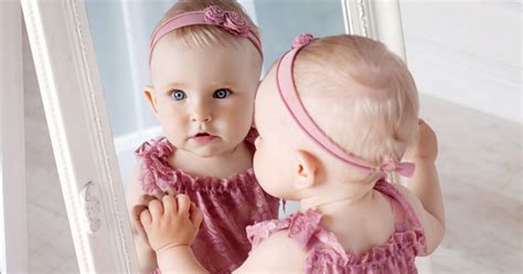 Baba nézi magát a tükörben