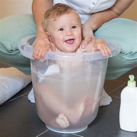 Csecsemő a Tummy Tub fürdetővödörben
