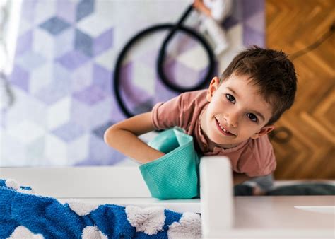 gyermek segít a házimunkában