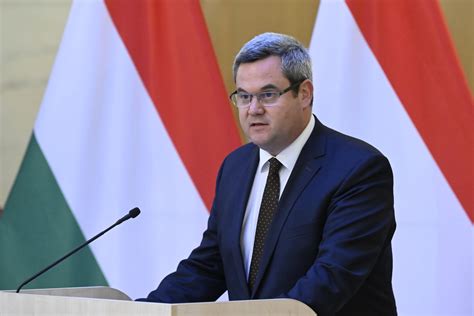 Takács Péter, a Belügyminisztérium egészségügyért felelős államtitkára beszédet mond az Ajkai Magyar Imre Kórház megújult infektológiai épületének átadásán 2023. június 30-án.