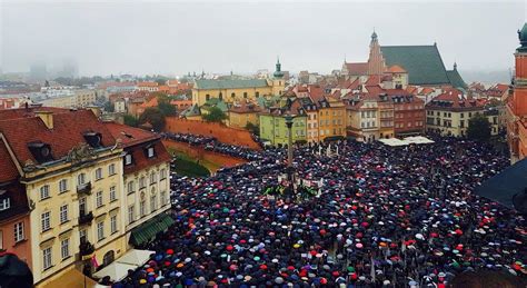 Nők tüntetnek egy lengyel városban az abortusztörvény szigorítása ellen